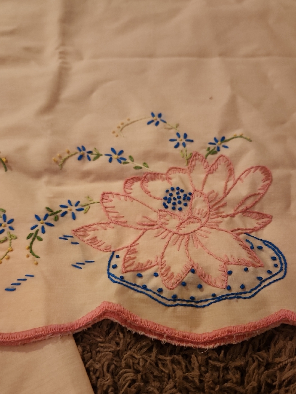 Set Of 2 Vintage Soft Pink Floral Embroidered Pillow Cases Scalloped Pink  Edges
